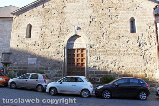 Viterbo - Macchine davanti alla chiesa di Santa Maria Nuova