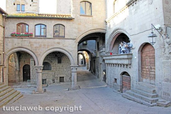 Viterbo - Piazza San Pellegrino e palazzo degli Alessandri