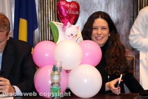 Viterbo - Consiglio comunale - L'assessora Antonella Sberna con il regalo per la figlia