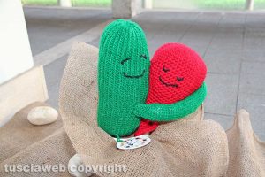 Viterbo - La mostra di Yarn bombing