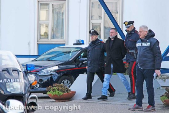 Scacco alla Mafia nel Viterbese - Gli arrestati all'uscita dalla caserma dei carabinieri