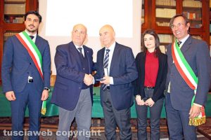 Viterbo - Il prefetto Giovanni Bruno consegna la medaglia a Egidio Vecchiarelli