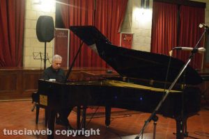 Il maestro Leandro Piccioni al pianoforte