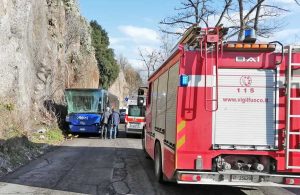 L'autobus contro il costone di roccia - Sul posto vigili del fuoco, carabinieri, polizia e 118