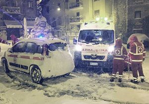 Viterbo - Neve - La croce rossa in azione
