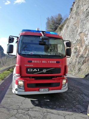 L'autobus contro il costone di roccia - Sul posto vigili del fuoco, carabinieri, polizia e 118