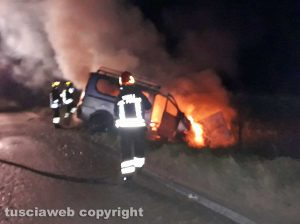 Viterbo - Furgone si schianta contro un palo e va a fuoco