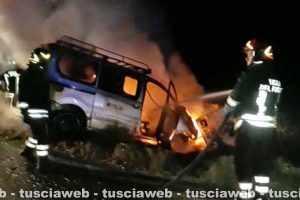 Viterbo - Furgone si schianta contro un palo e va a fuoco