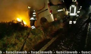 Viterbo - Furgone si schianta contro un palo e va a fuoco
