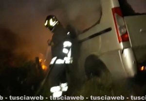 Viterbo - Furgone si schianta contro un palo e va a fuoco