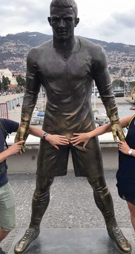 Funchal - Turisti toccano la statua di Cristiano Ronaldo