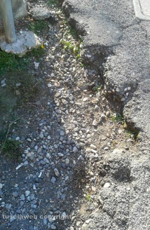 Viterbo - Manto stradale rovinato in via Carlo Cattaneo