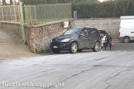 Bagnaia - Ghiaccio davanti all'ingresso della scuola