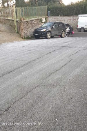 Bagnaia - Ghiaccio davanti all'ingresso della scuola