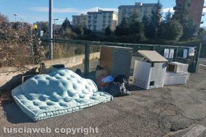 Viterbo - Rifiuti fuori dal centro di raccolta straordinario del Riello