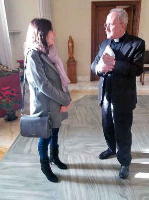 Città del Vaticano - L'assessora di Montalto di Castro Silvia Nardi con monsignor Giuseppe Sciacca