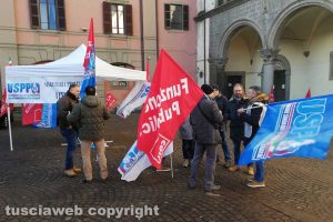 Viterbo - La protesta del sindacati di polizia penitenziaria Uspp e FpCgil