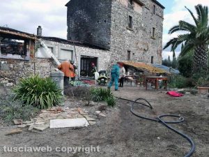 Viterbo - Capanno degli attrezzi in fiamme