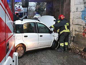 Vetralla - Auto contro muro in via Francigena