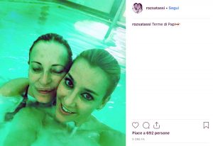 Viterbo - Rosa Caracciolo, moglie di Rocco Siffredi, alle terme dei Papi con un'amica