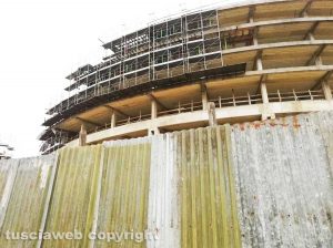 Viterbo - Riparata la recinzione del "Colosseo"