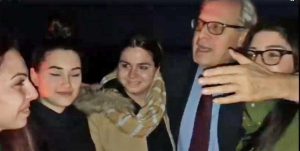 Vittorio Sgarbi soccorre quattro ragazze rimaste senza benzina
