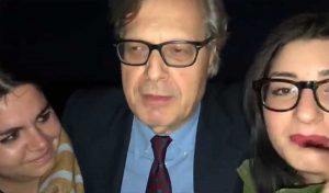 Vittorio Sgarbi soccorre quattro ragazze rimaste senza benzina