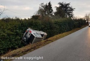 Viterbo - Auto fuori strada sulla Teverina