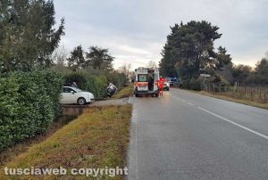 Viterbo - Auto fuori strada sulla Teverina