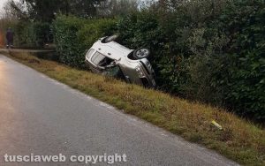 Viterbo - Auto fuori strada sulla Teverina