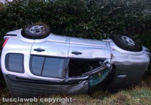 Viterbo - Auto fuori strada sulla Teverina