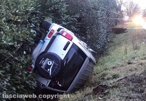 Viterbo - Auto fuori strada sulla Teverina
