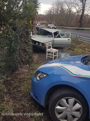 Viterbo - Auto fuori strada sulla Cassia sud