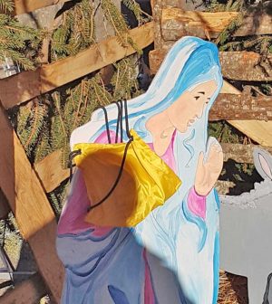 Bagnaia - La statua della Madonna con lo zainetto appoggiato
