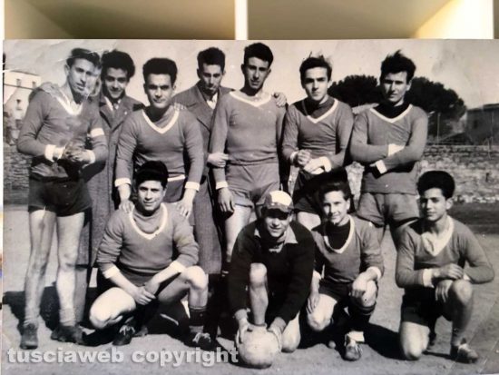 Foto di gruppo di alcuni giocatori di una squadra di calcio