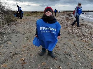 Niccolò - 2 anni e mezzo - pulisce la spiaggia di San Giorgio
