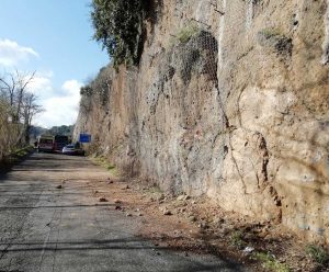L'autobus contro il costone di roccia - Sul posto vigili del fuoco, carabinieri, polizia e 118