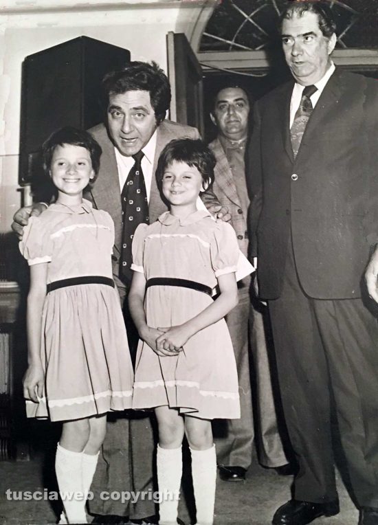 Viterbo - anno 1971 - Corrado abbraccia le sorelline Mara e Ines Cappelli 