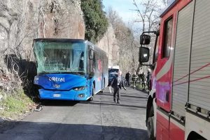 L'autobus contro il costone di roccia - Sul posto vigili del fuoco, carabinieri, polizia e 118