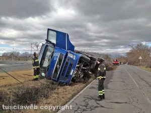 Acquapendente - Il tir finito fuori strada