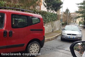 Viterbo - Parcheggio selvaggio in curva
