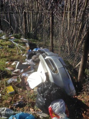 Viterbo - Discarica a cielo aperto in viale Francesco Baracca