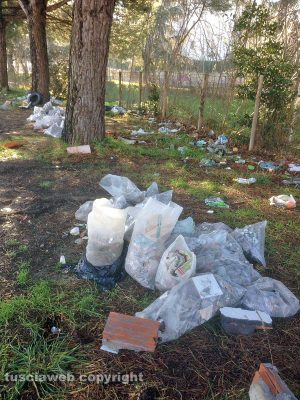 Viterbo - Discarica a cielo aperto in viale Francesco Baracca