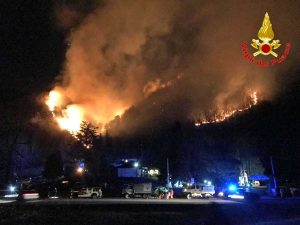 Varese - Incendio - Vigili del fuoco al lavoro