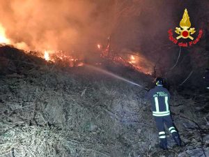 Varese - Incendio - Vigili del fuoco al lavoro