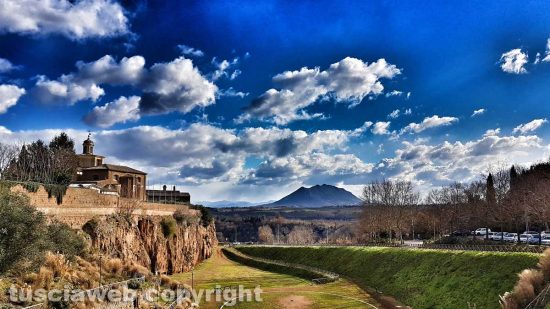 Civita Castellana e il monte Soratte