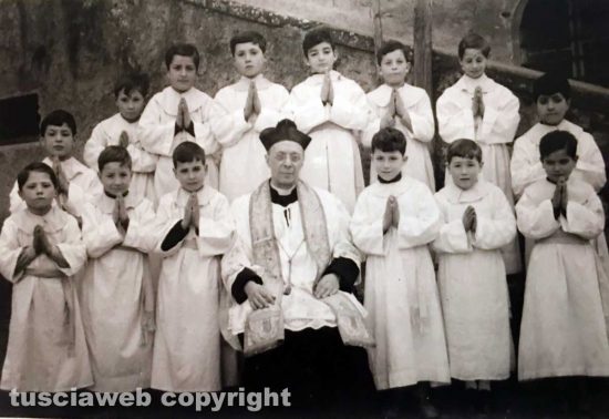 Gruppo di chierichetti insieme a don Alceste Grandori