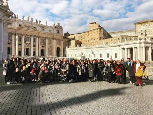 I rappresentanti del comune di Bagnoregio e Capranica, i ragazzi dell'associazione Juppiter da papa Francesco