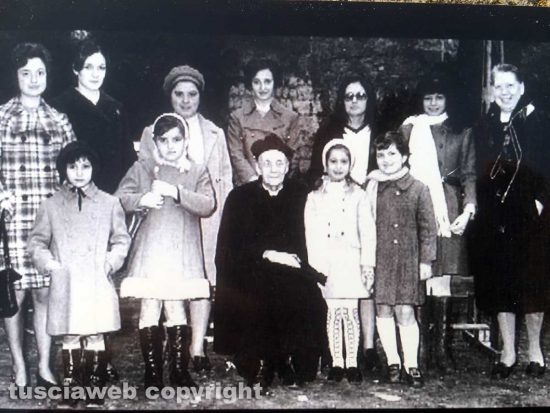 Viterbo - 1960 circa - Don Alceste Grandori, la signorina Annetta e altre