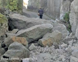 Viterbo - Crolla una grande parete di tufo in strada San Quirico